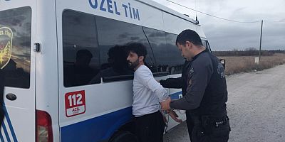 Polis aracına çarpıp kaçtı