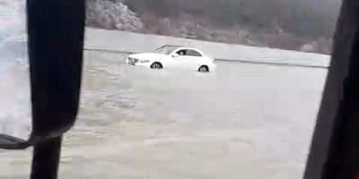 Sağanak yağış karayolunu göle döndürdü