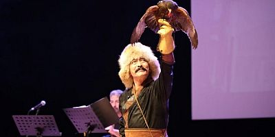 Sahneye kurtlar çıktı, şahin havada uçtu