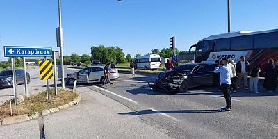 Sakarya'da zincirleme kaza: 3'ü çocuk 5 yaralı