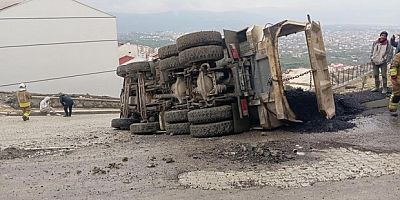Samandağ'da devrilen tırın sürücüsü yaralandı