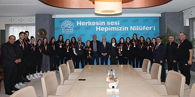 Şampiyon kızlar kupaları Başkan Şadi Özdemir’e getirdi