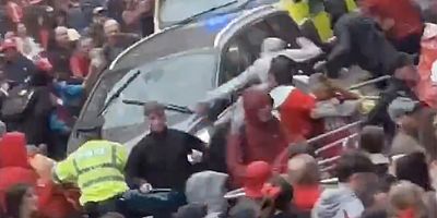 Şampiyonluk kutlamalarında araç kalabalığa daldı: 47 yaralı