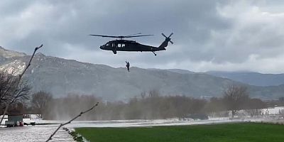 Sel mağduru vatandaş helikopterle kurtarıldı