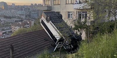 Servis aracı gecekondunun çatısına uçtu: 1 yaralı