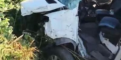 Servis minibüsü direğe çarptı: 6 yaralı