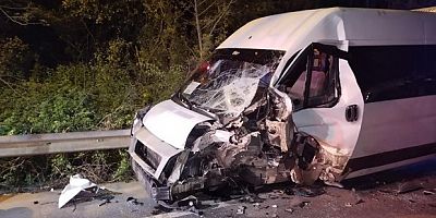 Servis minibüsü ile otomobil çarpıştı: 1’i ağır 12 yaralı