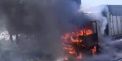 Seyir halindeki tır alev alev yandı