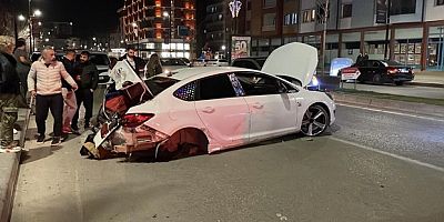 Sivas'ta üç kişinin yaralandığı kazada araç hurdaya döndü