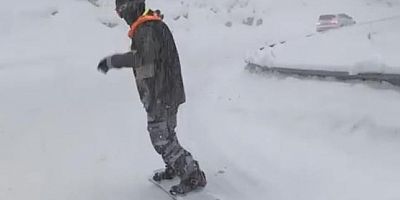 Snowboard yaparak Uludağ'dan indi