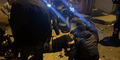 Sokak ortasında genci silahla vurdular