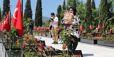Soma maden şehitleri mezarları başında anıldı