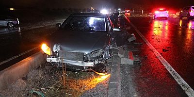 Su birikintisine giren otomobil refüje düştü: 1 yaralı