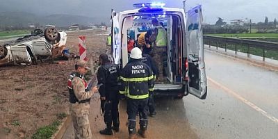 Takla atan otomobildeki 2 kişi yaralandı