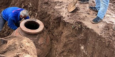 Tarla sürerken tarihi küp buldu