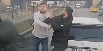 Tekme tokat yol kavgası!