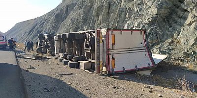  Tır devrildi:1’i çocuk 3 yaralı