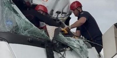 Tır OSB giriş kapısına çarptı