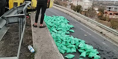 Tır virajda asılı kaldı, kömürler yola saçıldı