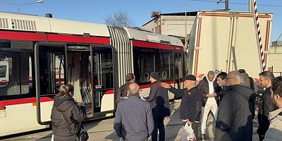 Tramvay ile kamyon çarpıştı: 3 yaralı