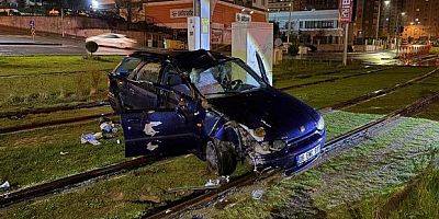 Tramvay yoluna giren otomobil direğe çarparak durabildi: 1 yaralı