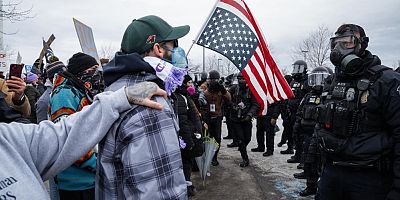 Trump, askeri güç kullanmakla tehdit etti