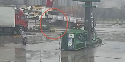 Turgutlu’da otomobil tırın altına ok gibi saplandı