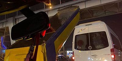 Tuzla'da kamyon damperi üst geçide takılı kaldı