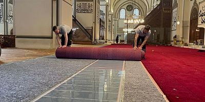 Ulucami'de halı yenileme çalışmaları başladı