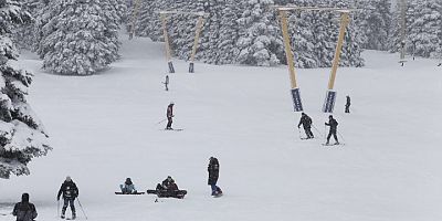 Uludağ'da pistler kayak tutkunlarıyla doldu