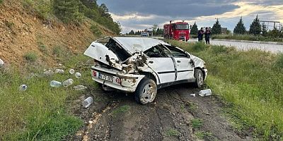 Uşak’ta otomobil şarampole devrildi: 3 yaralı