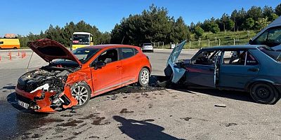 Uşak'ta otomobiller çarpıştı: 5 yaralı