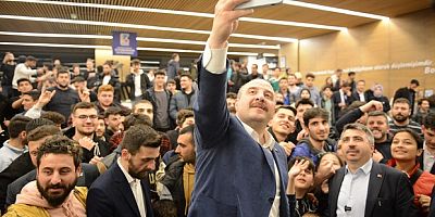 ‘Uyumayan Kütüphane’de gençlerle buluştu