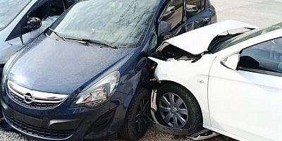 Uyuyakalan sürücü park halindeki araçlara daldı