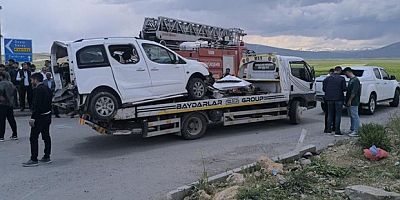 Van'da otomobiller çarpıştı: 4 ölü, 2 yaralı