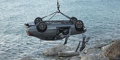 Van Gölü’ne uçan otomobil çıkarıldı