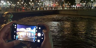 Vatandaşlar tehlikeye rağmen köprüye akın etti