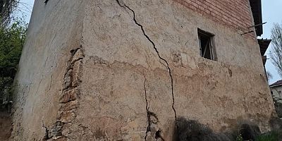 Yağış sonrası toprak kaydı, 9 yapı zarar gördü