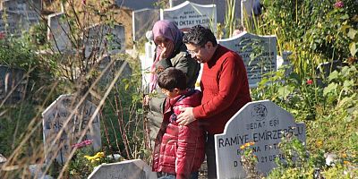 Yakınlarını kaybedenler mezarlıkları doldurdu
