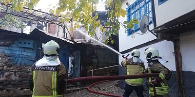 Yangında 2 ev kül oldu