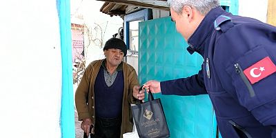 Yaşlılara evde sucuk ikramı