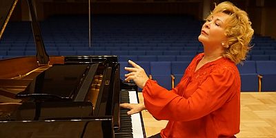 Yeni Yılın İlk Notaları Gülsin Onay'dan