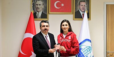 Yıldırımlı Hatice Kübra İlgün Avrupa'da kürsüde