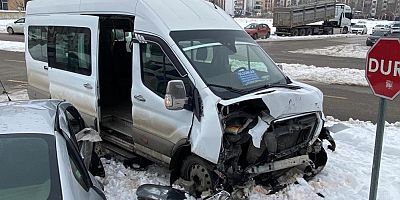 Yolcu minibüsüyle otomobil çarpıştı: 4 yaralı