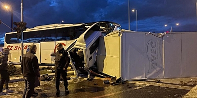 Yolcu otobüsü ile kamyonet çarpıştı: 5 yaralı