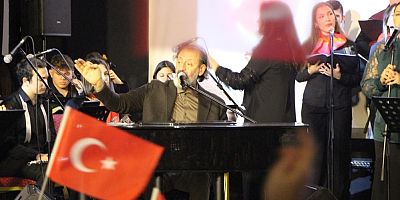 Yücel Arzen Amasya'da öğrencilerle sahne aldı