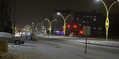 Yüksekova'da her yer beyaza bürüdü