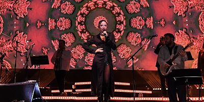 Zeynep Bastık'la Cumhuriyet coşkusu