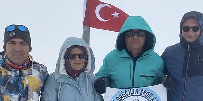 Zirvede bayrak değişimi