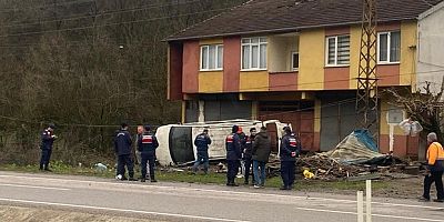 Zonguldak'ta minibüs devrildi, 4 yaralı